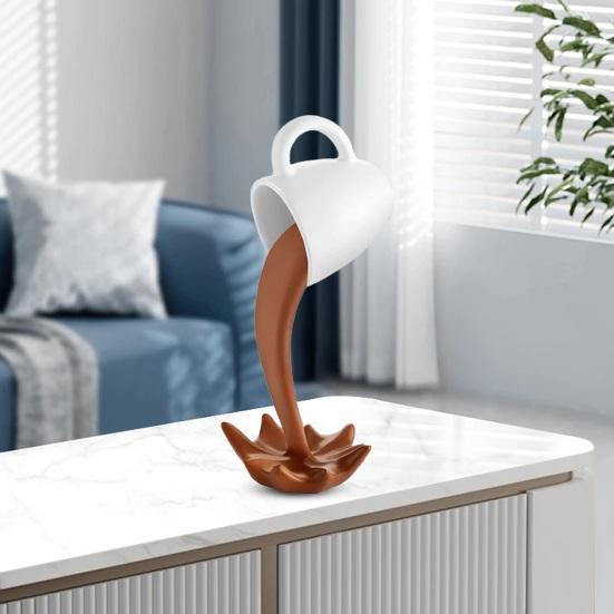 Plovoucí socha šálku kávy z pryskyřice, ozdoba s rozlitou kávou, stolní dekorace s naléváním a stříkající kávou do kuchyně