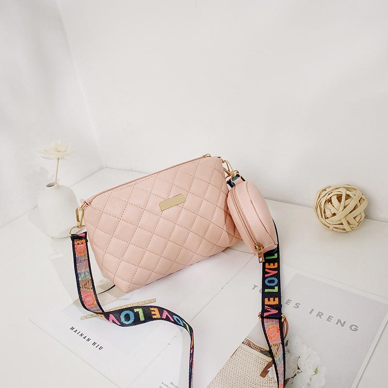 

Embroidered rhombus shoulder messenger women s bag new versatile fashion letter bag розовый