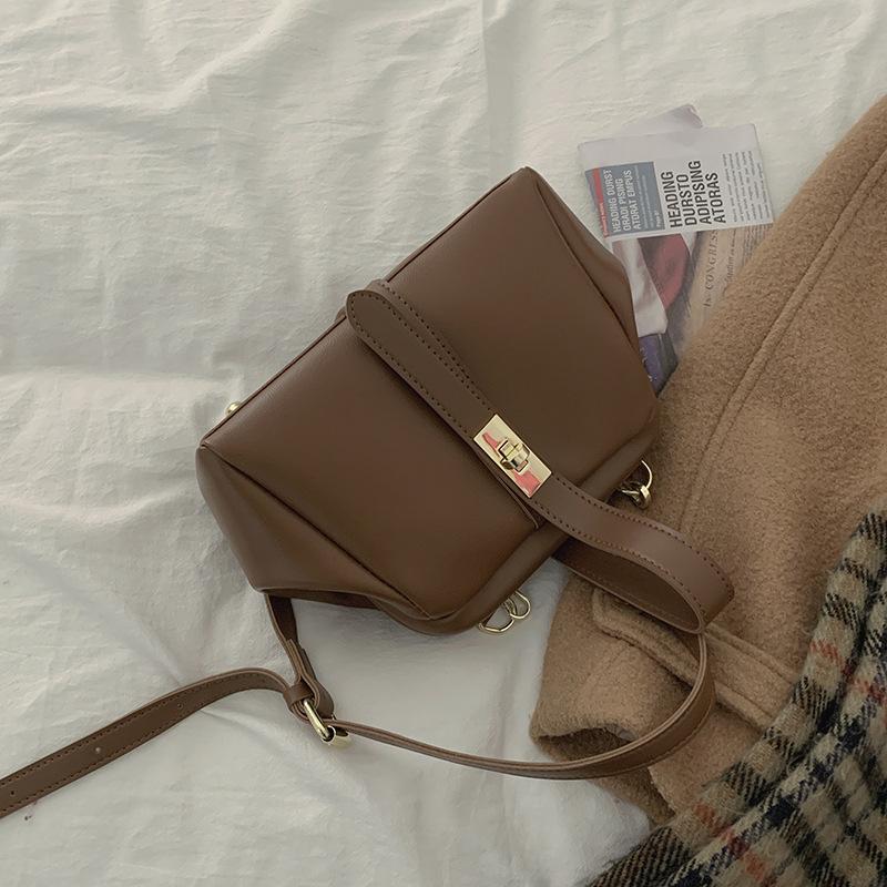 Die Color-Blocking-Handtasche ist modisch und retro mit einem Verschluss.. Es hat eine hochwertige Textur, ist stilvoll und vielseitig und ist eine Umhängetasche.