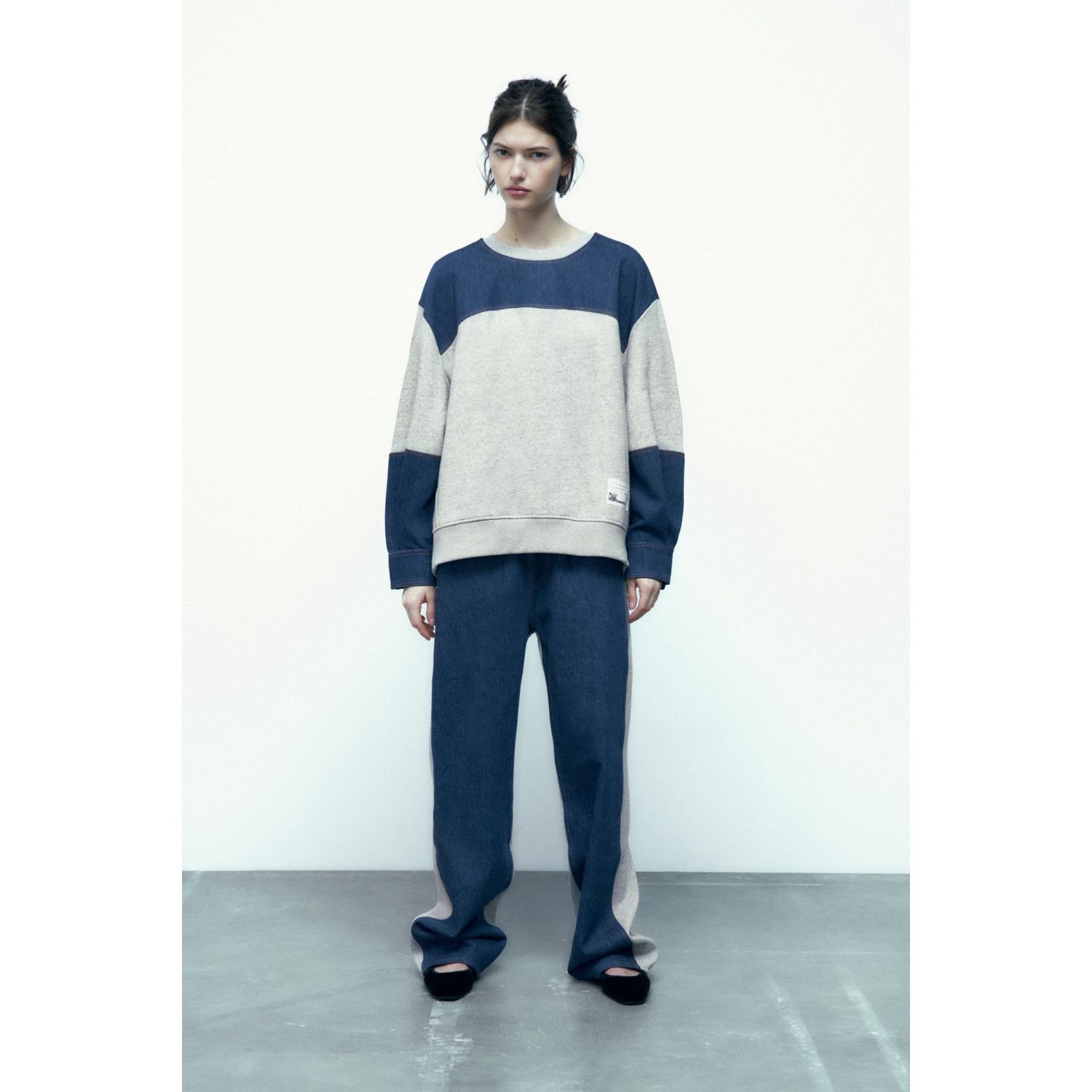 

CONTRAST DENIM SWEATSHIRT