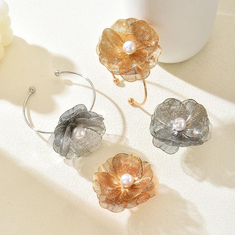 Flower Ring Temperament Exaggerated Bracelet Women's Niche High-end Sense Hollow Stacked Layer Bracelet