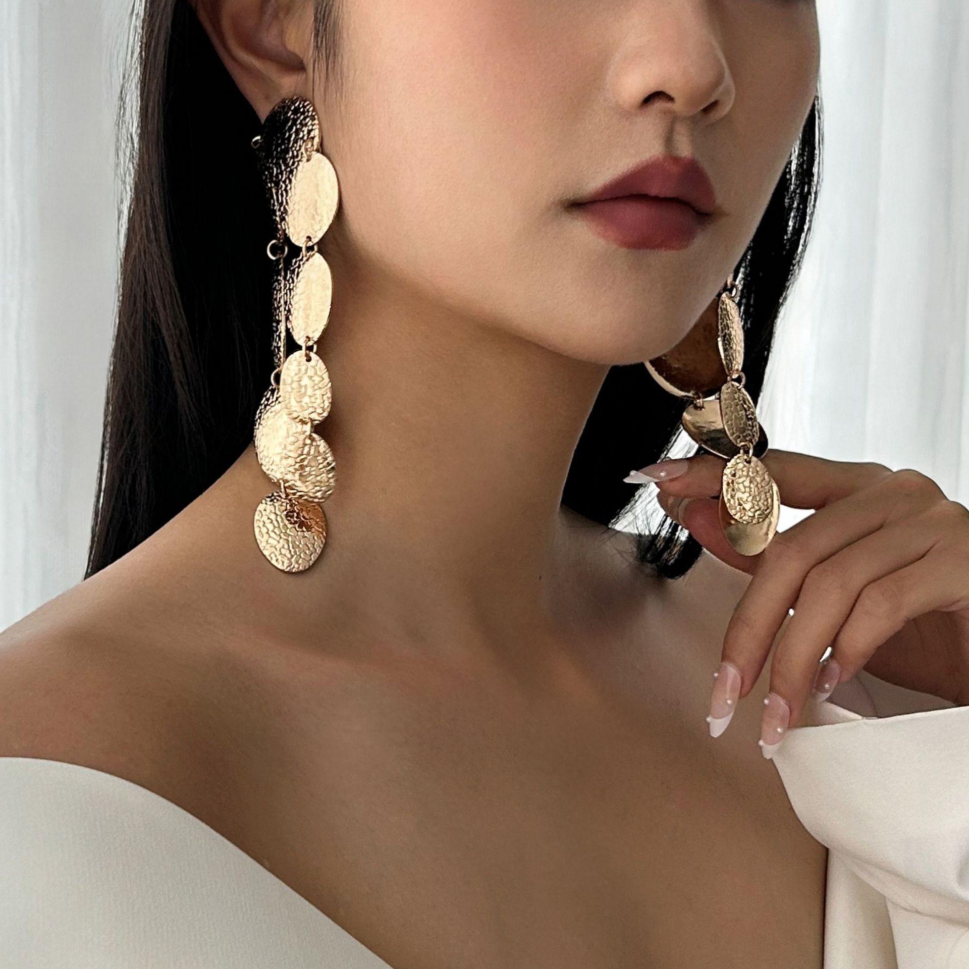 

Аксессуары, подчеркнутая индивидуальность, длинная бахрома-подвеска, колье, женское, нишевое металлическое колье с чеканкой и неровностями.