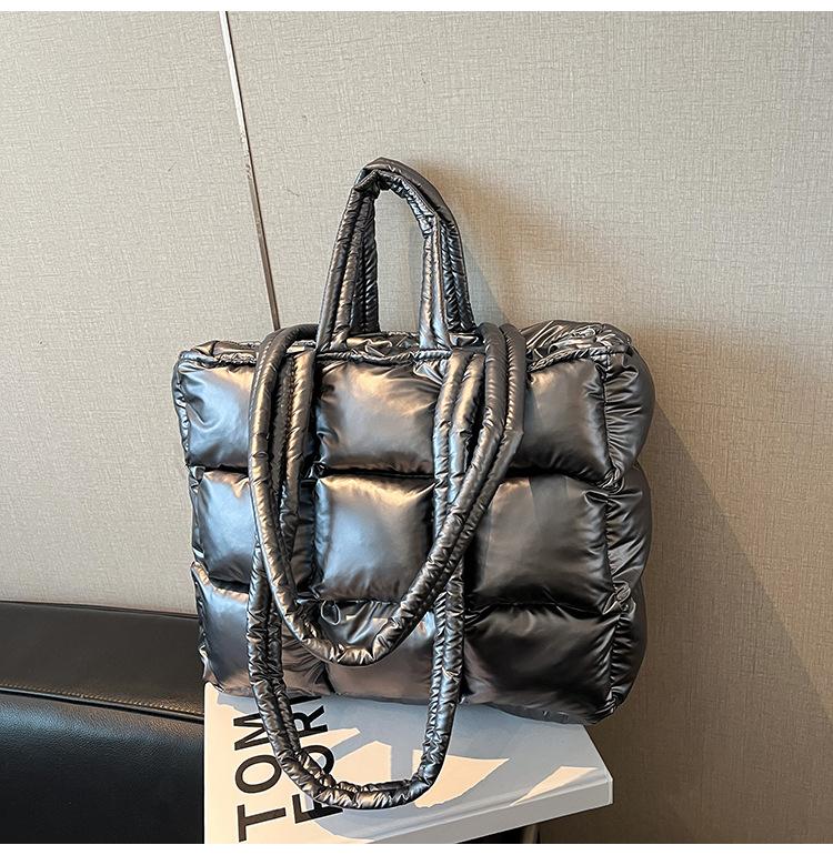 

Новая пуховая сумка-тоут женская 2025 маленькая корейская версия повседневная большая вместимость сумка через плечо модная сумка-тоут