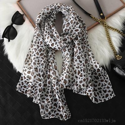 Foulard Hijab en mousseline de soie imprimé léopard à la mode pour femmes, paréo, bandana, serviette de plage, voile musulman d'été, écharpe féminine