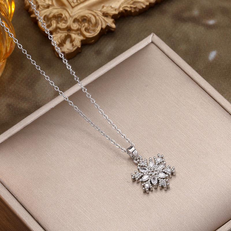 Trendy Titanium Steel Snowflake Necklace for Women, Elegant and Durable with a Unique Design and Clavicle Length.