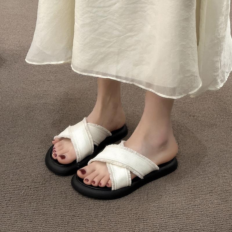 Stepping on shit feeling thick-soled cross slippers women's summer wear 2025 new fashion versatile flat-bottomed casual beach cool slippers