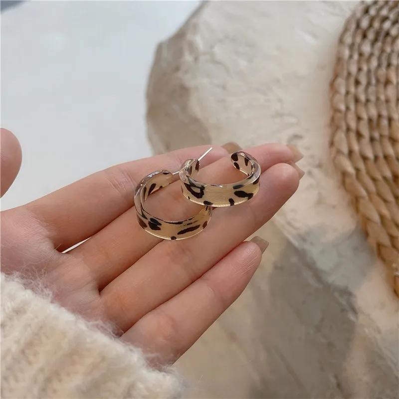 Trendige Acryl-Creolen mit Leopardenmuster für Damen und Mädchen im Retro-Stil: Elegante Ohrstecker in C-Form mit Twist-Design – Modeschmuck-Accessoires
