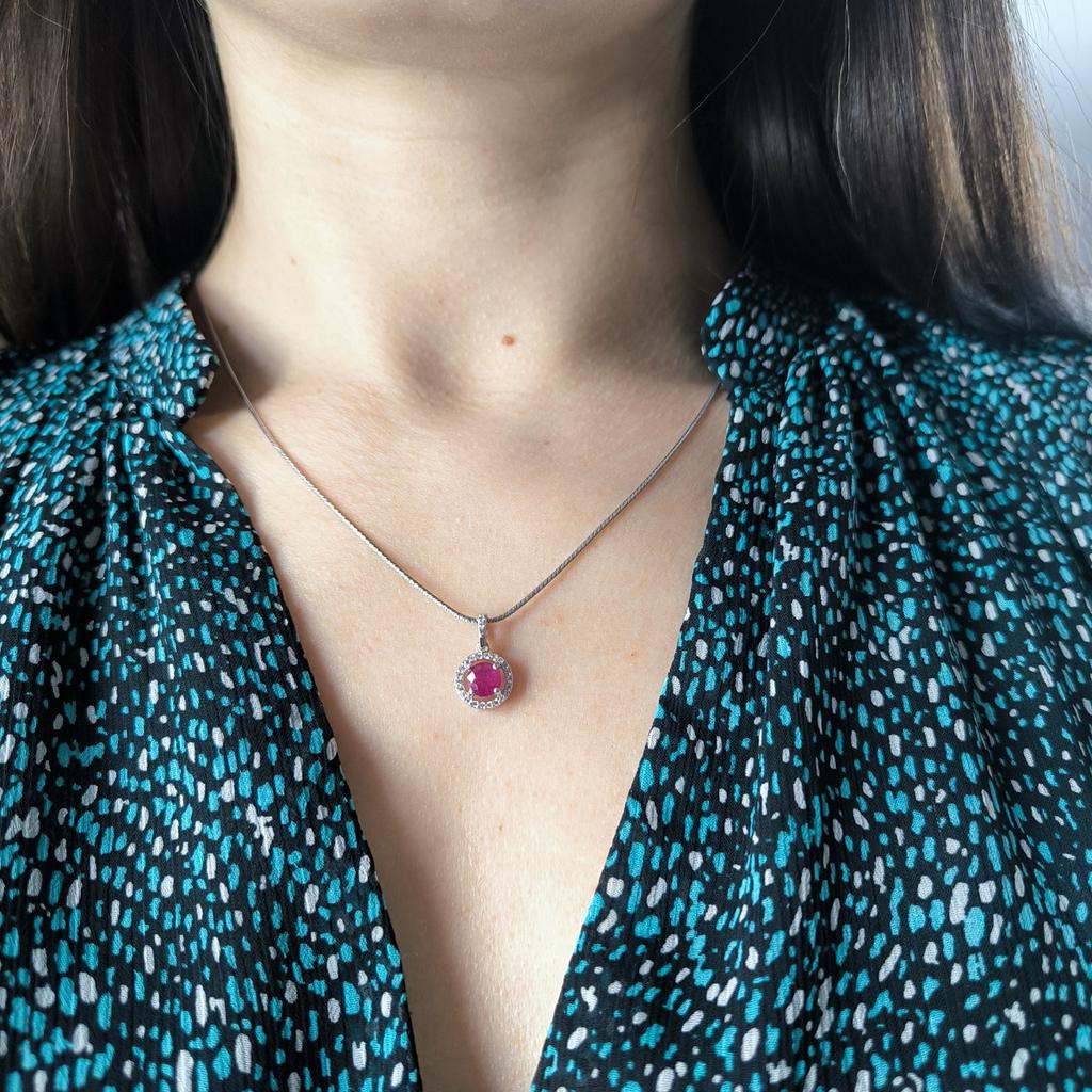 Серебряная подвеска с рубином 1.5ct, фианитами (2205289)