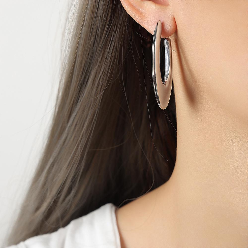 Geometric Wide Shiny Gold-Plated Titanium Steel U-Shaped Earrings with Exquisite Temperament Design