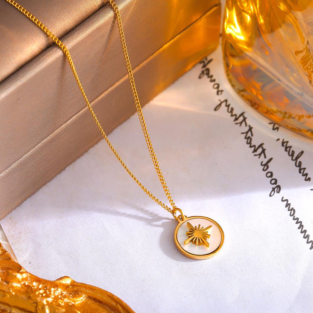 18 Karat Vergoldete Retro Stern Runde Anhänger Halskette aus Titanstahl