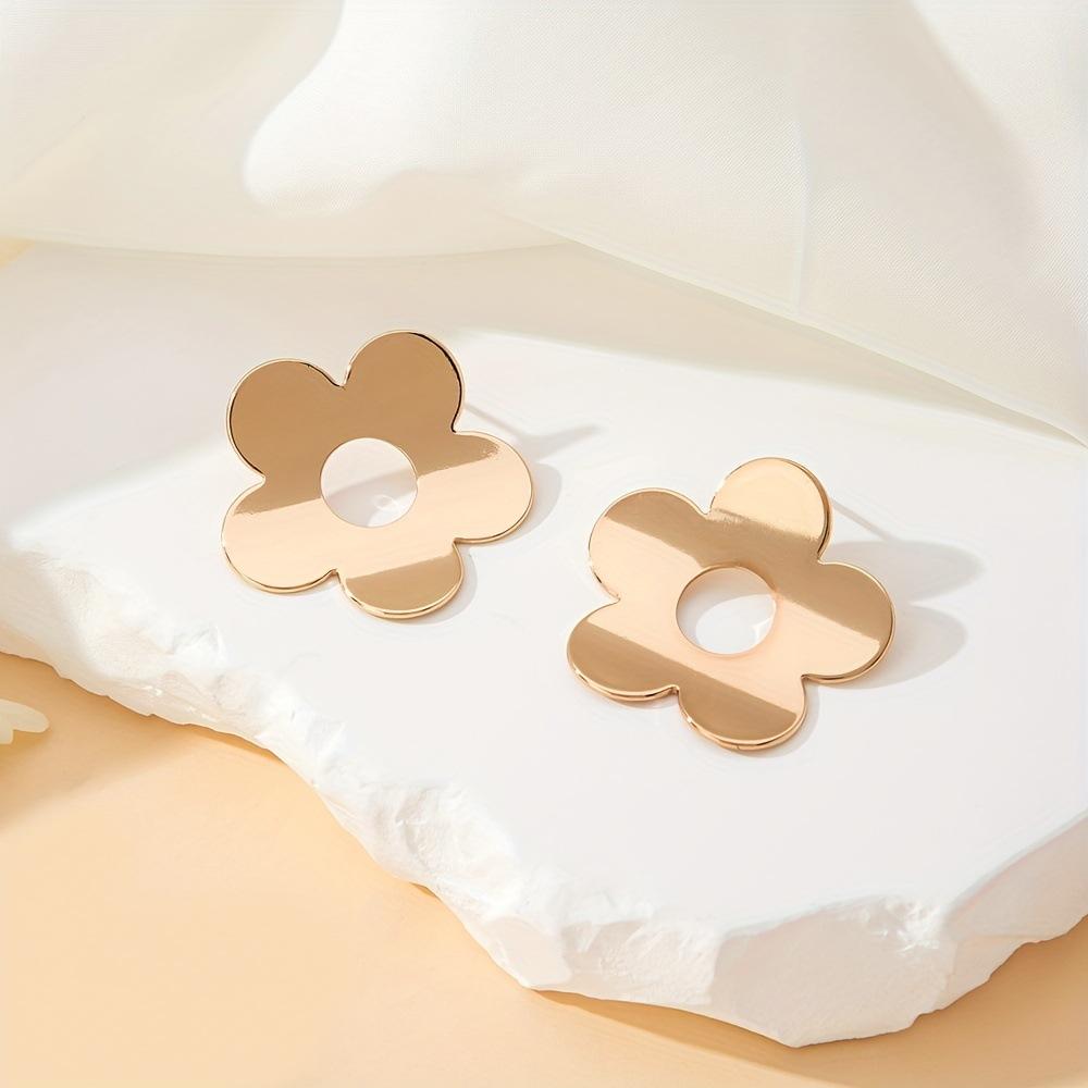 Simple metal mirror stud earrings, sweet and cool personality, simple and cold retro hollow golden flower earrings for women
