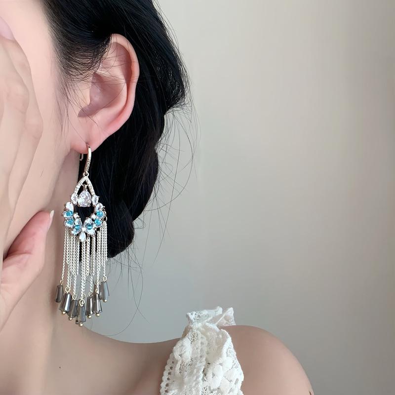 Elegantní Etnické Náušnice s Květinovým Třásněným Zirkonem - Lehký Luxus, Módní Individuální Design