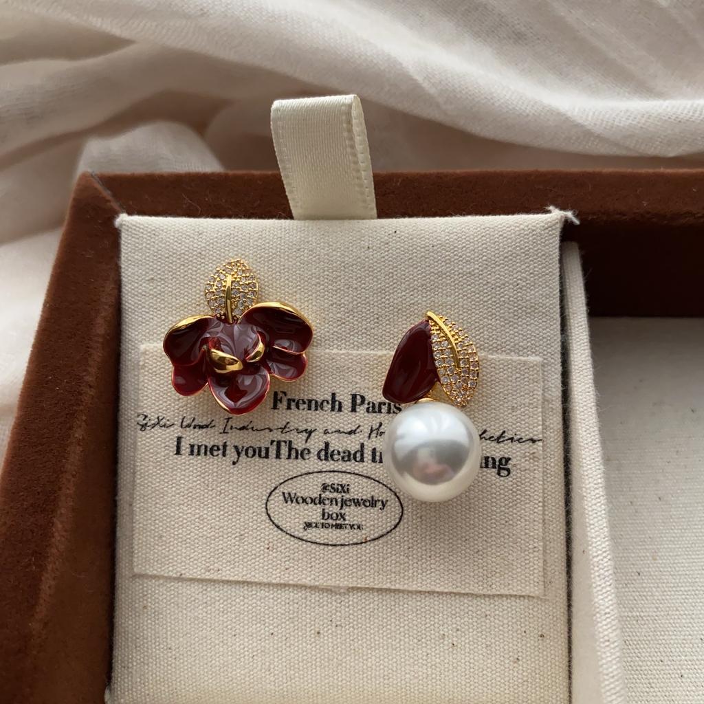 Asymmetrical Leaves Imitation Pearl Stud Earrings Enamel Drip Glaze Advanced Sense Diamond Set 20 Court Style
