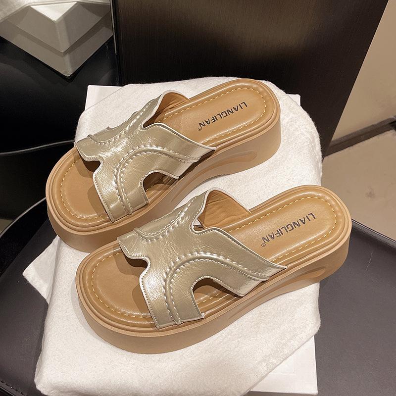 

Coarse-heeled one-word slippers for women s 2025 summer French soft waterproof outdoor wear, absolutely versatile thick-soled high-heeled sandals 40 шампанского