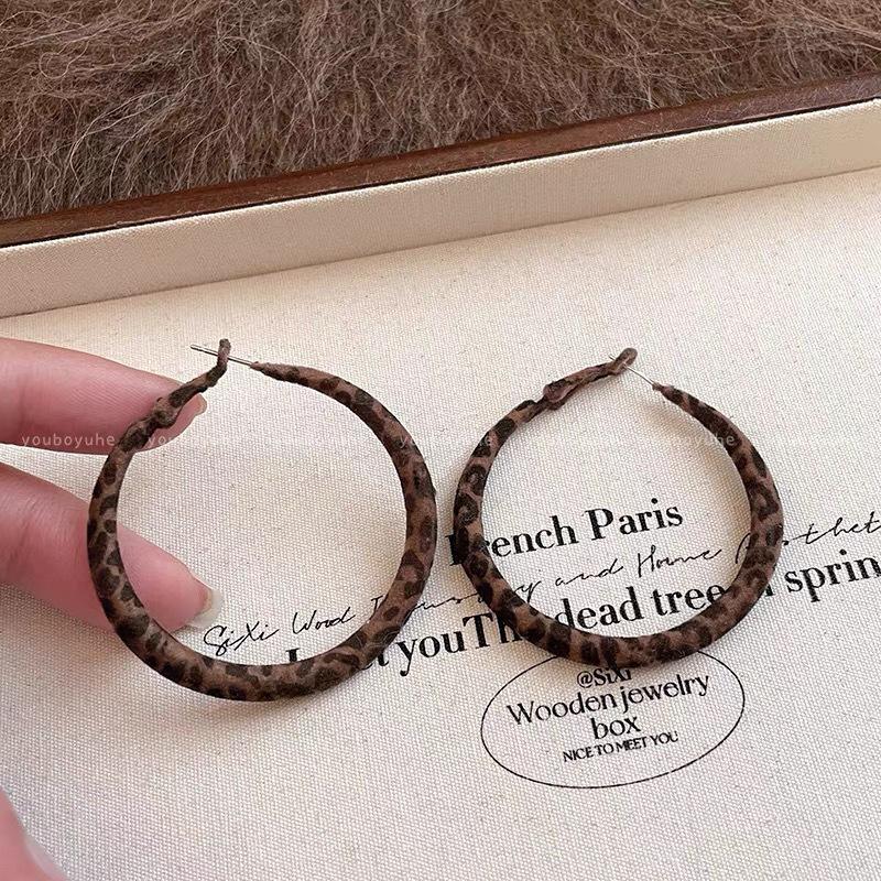 Autumn & Winter Geometric Leopard Print Hoop Earrings - Stylish & Versatile Retro Design