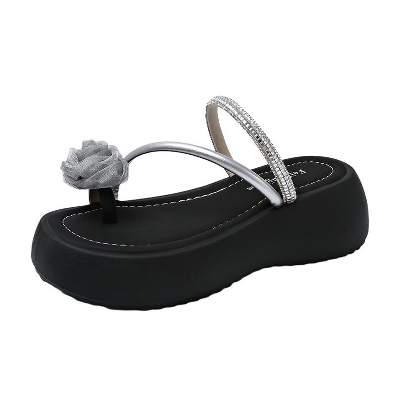 Flat-bottomed French small cool slippers women's 2025 new fashion summer beautiful skirt seaside beach slippers