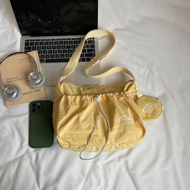 A Fashionable Summer Casual Stylish Simple and Large-capacity Single-shoulder Bag with A Simple Texture