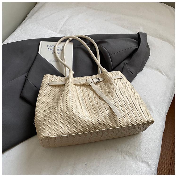 

Retro tote bag large capacity armpit bag women s 2025 new simple high value shoulder bag fashionable commuter bag