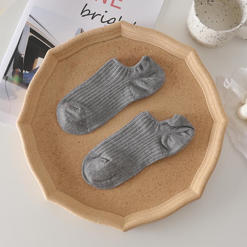 Șosete scurte de vară pentru femei, antiderapante, subțiri, invizibile, cu dungi verticale, în alb.