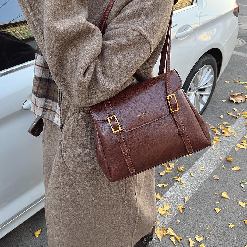 

Retro fashion hand carry large capacity tote bag 2025 new women s retro simple shoulder armpit bag 29*11*21 коричневый