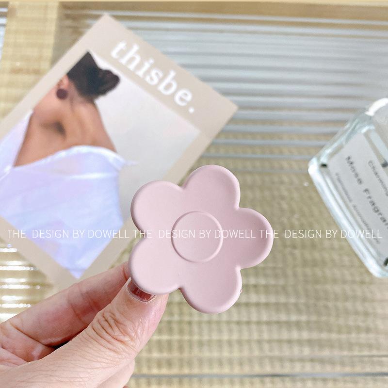 Beautifully Plastic Crafted Hair Claw Clips With Elegant Shapes And Vibrant Colors For Every Hairstyle Needs