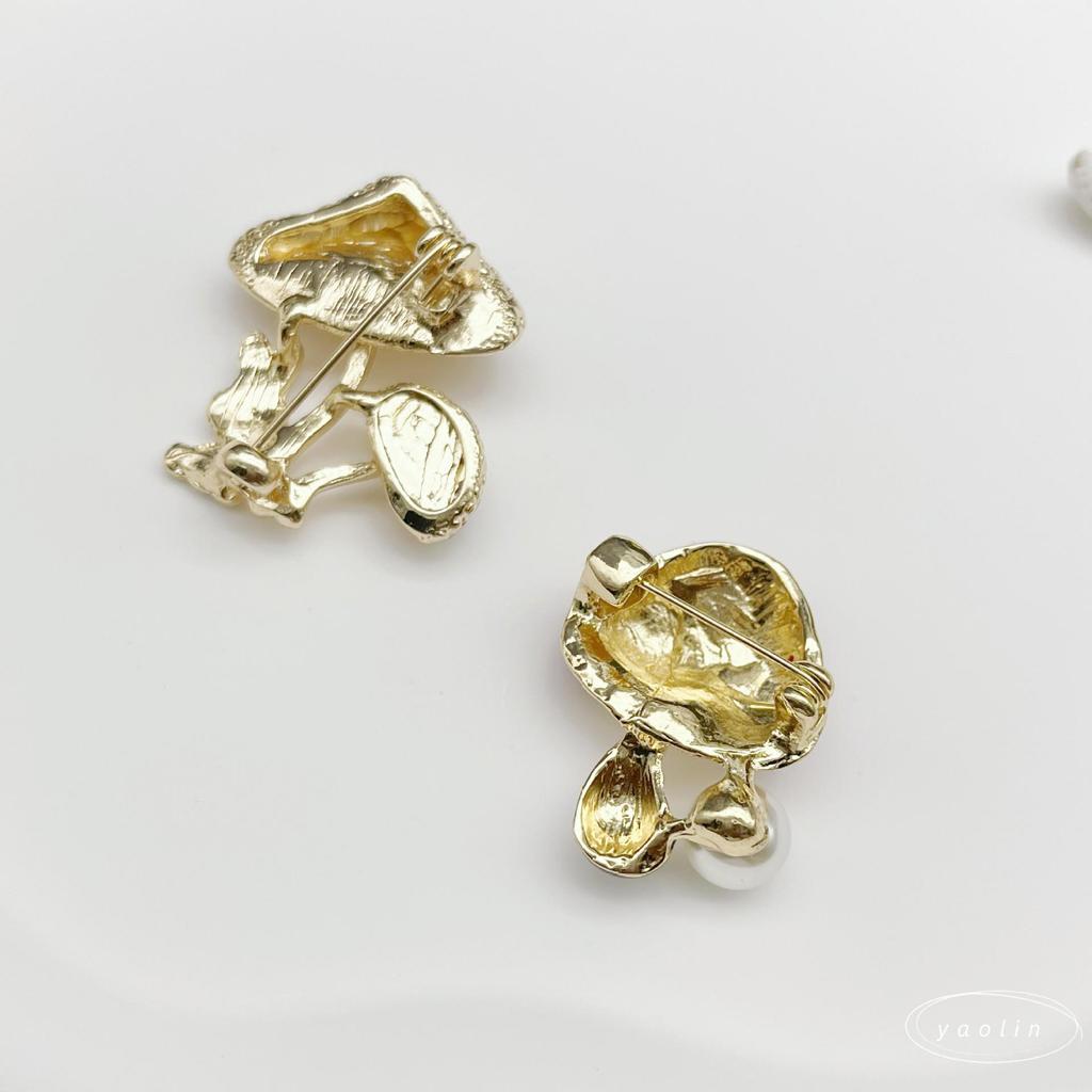 Urocza Kreskówkowa Broszka z Perłowym Grzybem - Urocza Czerwona Emaliowana Stop, Styl Mori