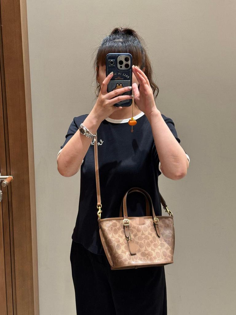 Koujia Taxi21 Retro Handtasche: Vielseitige Damenhandtasche mit einfachem Schultergurt, Umhängegurt und als Einkaufstasche.