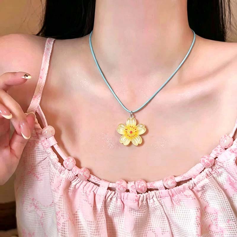 Sweet Colorful Flower Pendant Necklace for Women Exquisite Resin Geometric Petals Clavicle Chain Necklace Charm Jewelry Gifts жёлтый