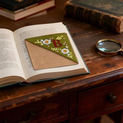 Creative Personalized Embroidery Bookmark, Vintage Style Corner Bookmark with Initials Letters,Unique Gift for Readers