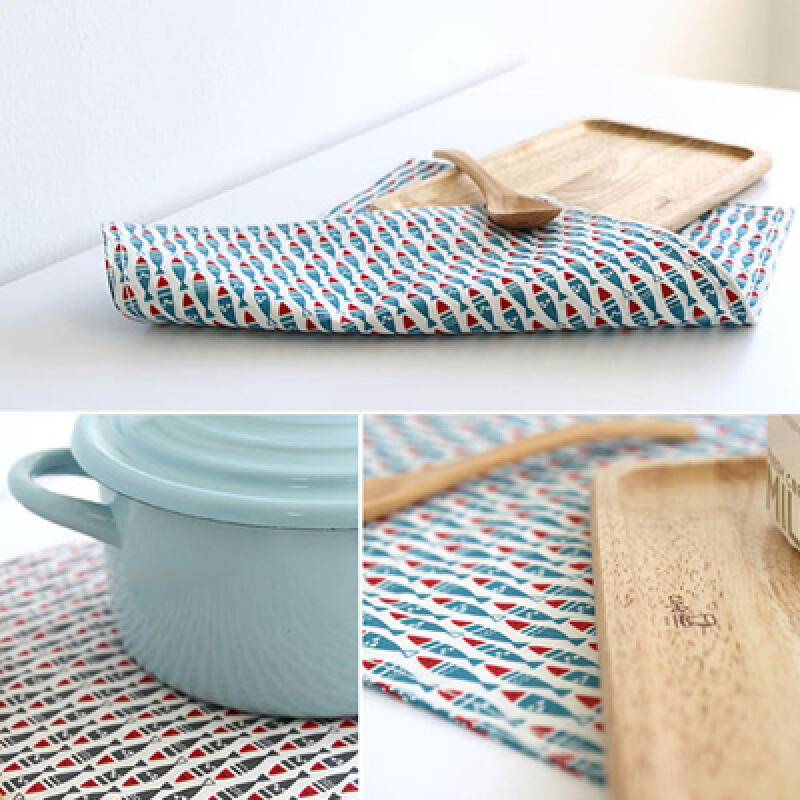 

Small Fish Waterproof Table Mat Blue