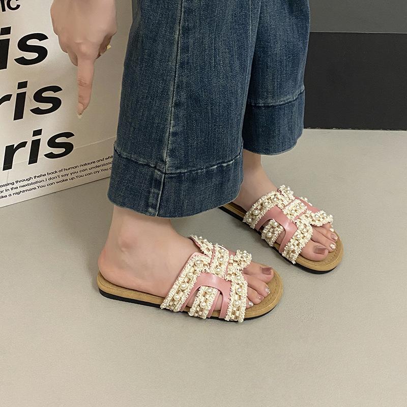 2025 summer new small fragrant cool slippers women's wear niche design sense pearl seaside beach one-word drag