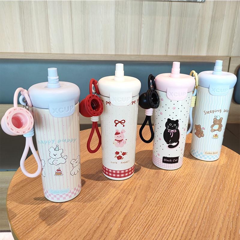 Moderne minimalistische isolierte Edelstahl-Wasserflasche mit Strohhalm für Zuhause, Büro, Reisen