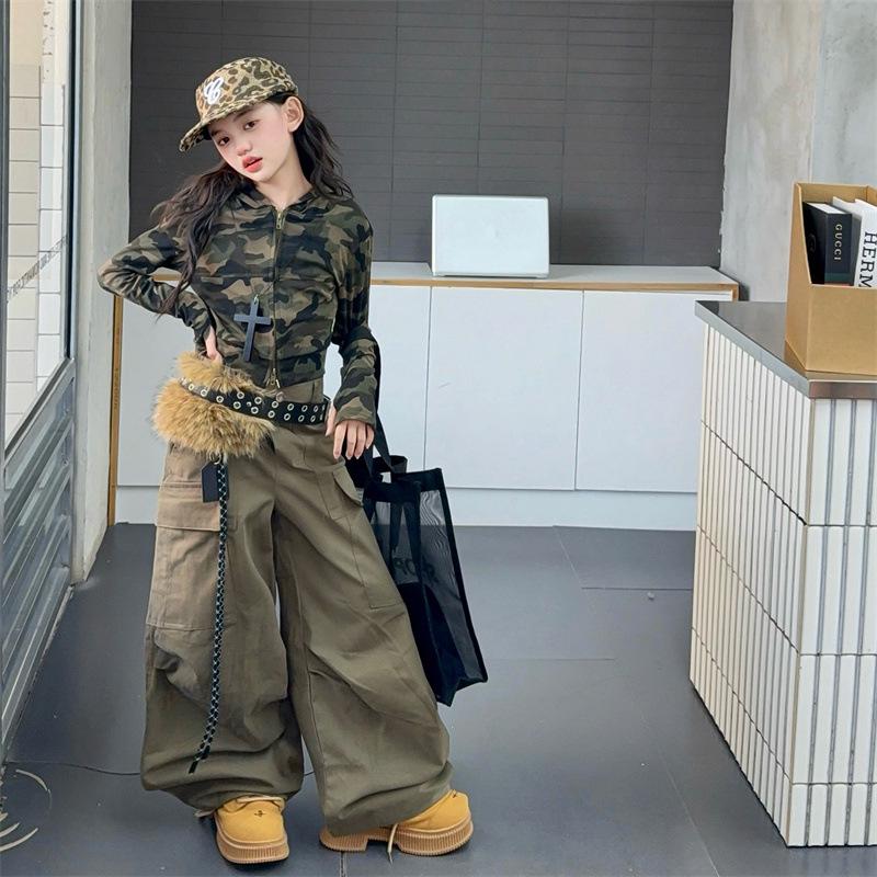 

Комплект из двух предметов: крутой камуфляжный кардиган для девочек и брюки карго для джазовых танцев - Осень 2025 170 cm