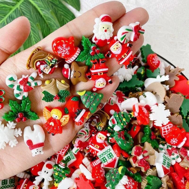50 Stück Zufällige Kreative Harz-Weihnachts-Mini-Artikel Lustige DIY-Dekoration Weihnachts-Atmosphäre Requisiten Zubehör Schneeflocke Schneemann Material
