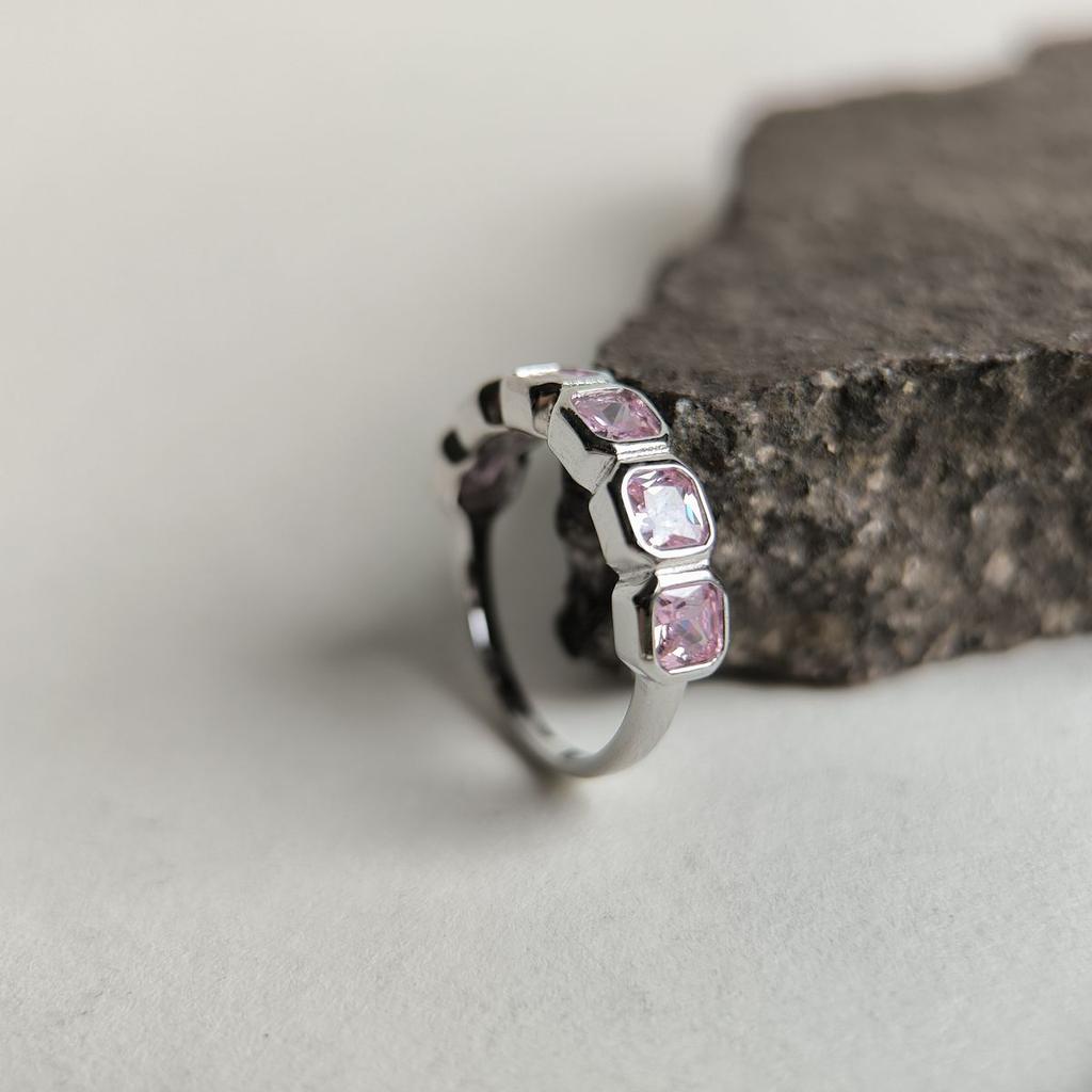 Серебряное кольцо с фианитами, вес изделия 3,48 гр (60002297)