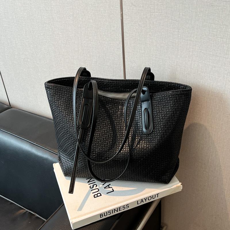 

Premium sense versatile commuter large-capacity bag women s new casual shoulder bag underarm tote big bag чёрный