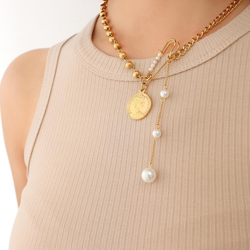 18K Gold-Plated Titanium Clavicle Chain Necklace with French Geometric Portrait Brooch and Faux Pearl Pendant 7см