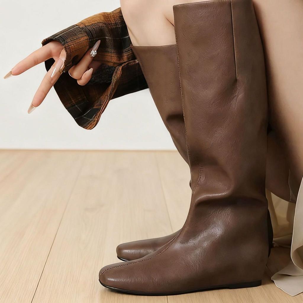 Koreanische Version 2025 Herbst und Winter neue erhöhende Ritterstiefel quadratische Spitze dünne lange Stiefel vielseitige weite Schaft Keilabsatz hohe Stiefel