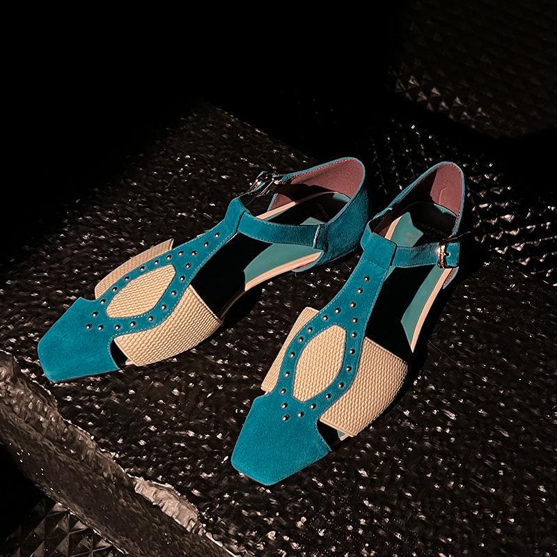

Французские нишевые сандалии с квадратным носком и вырезами, новая модель 2025 года, с ремешком на заклепках и пряжкой, на мягком податливом плоском каблуке, женская обувь 39 павлин голубой