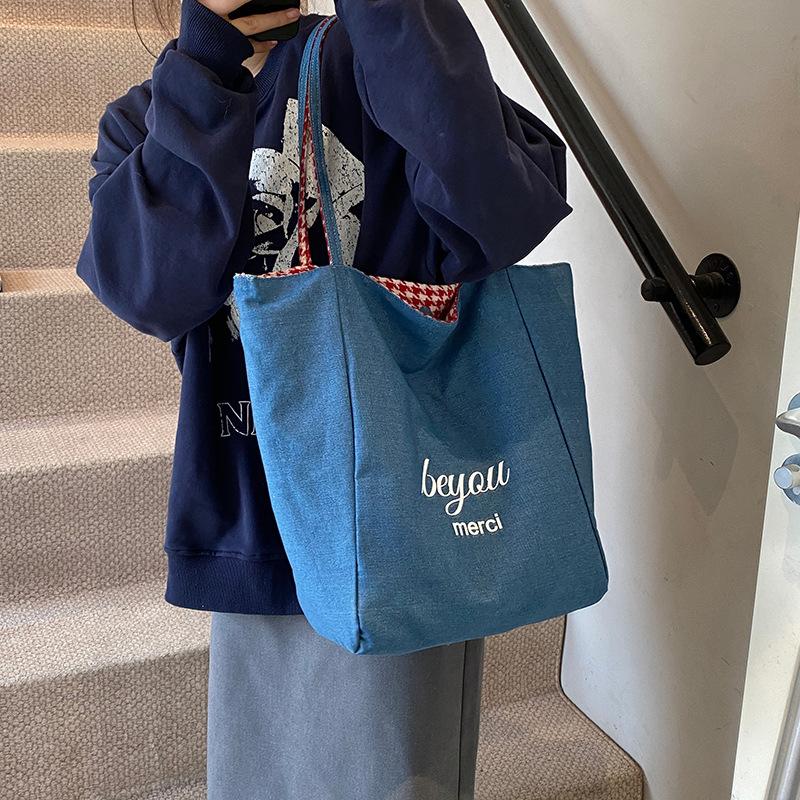 Herbst und Winter neue Denim-Umhängetasche mit Buchstabenaufdruck Canvas-Tasche für beide Seiten, lässige Pendler-Tragetasche mit großem Fassungsvermögen für Damen