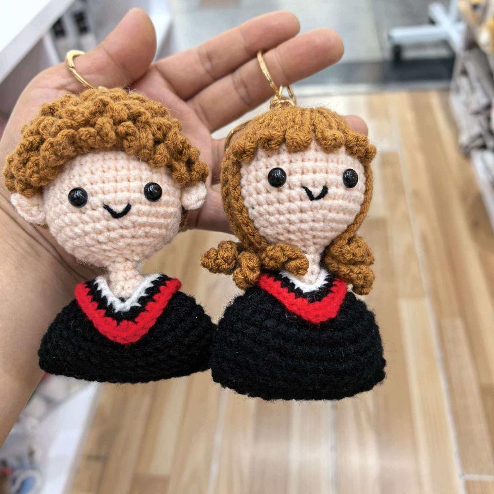 Gewebte Puppe Gestrickter Schlüsselanhänger Handgemacht Gestrickte Puppe Häkelpuppe Abschluss-Puppe für Studenten