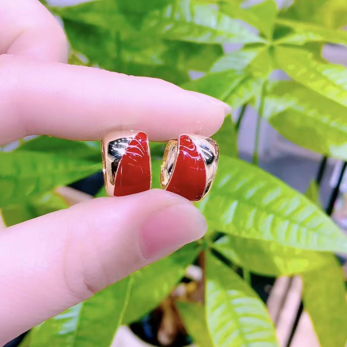 

Винтажные серьги с красной эмалью: Квадратный дизайн с вишневым дрипом, легкая роскошь для женщин