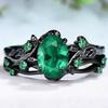 Bague bicolore noire et dorée avec zircon triangulaire vert olive