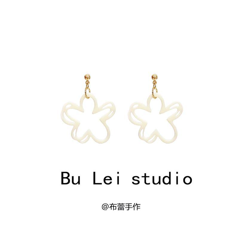 

Zhao Lusi Same Style Girl s Ear Clip Seaside White Small Flower 925 silver needle