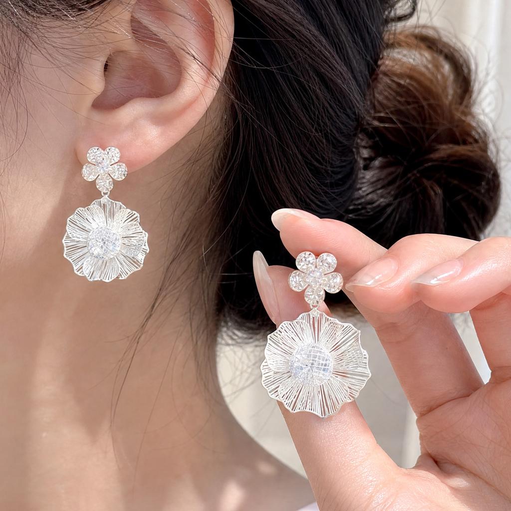 New High-end Zircon Silver Flower Earrings, Fashionable Niche Exaggerated Wind Earrings, Sweet Temperament Earrings.