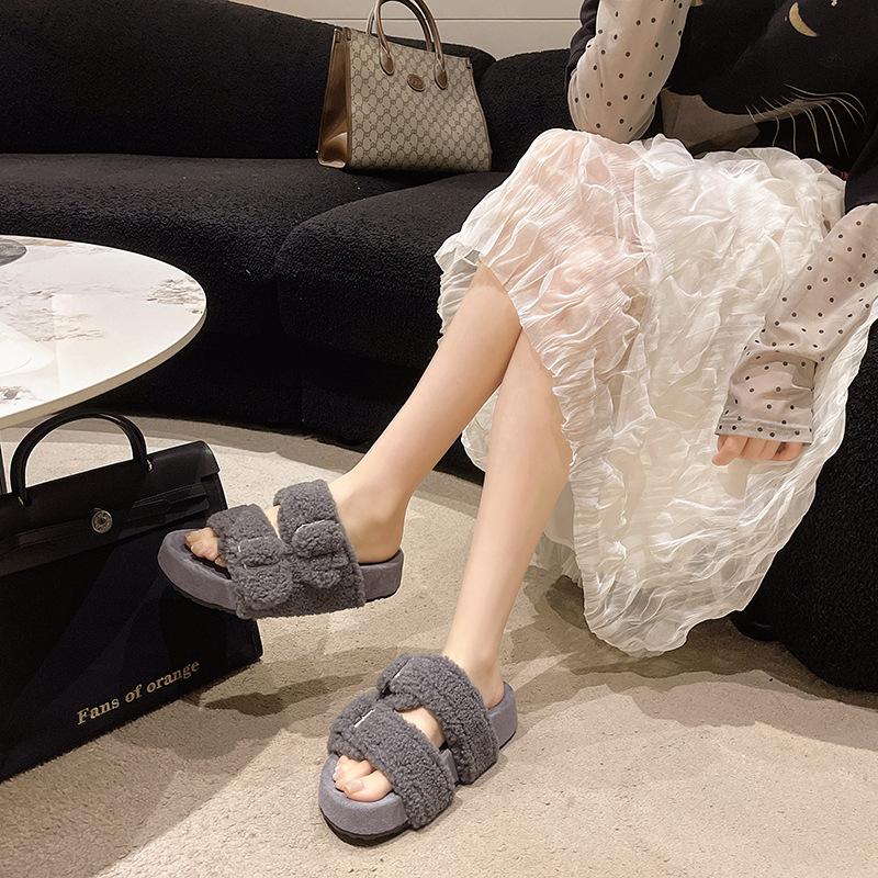 Double-button thick-soled fluffy slippers for women's 2025 autumn and winter new models, high-end external wear, fashionable open-toed external wear,