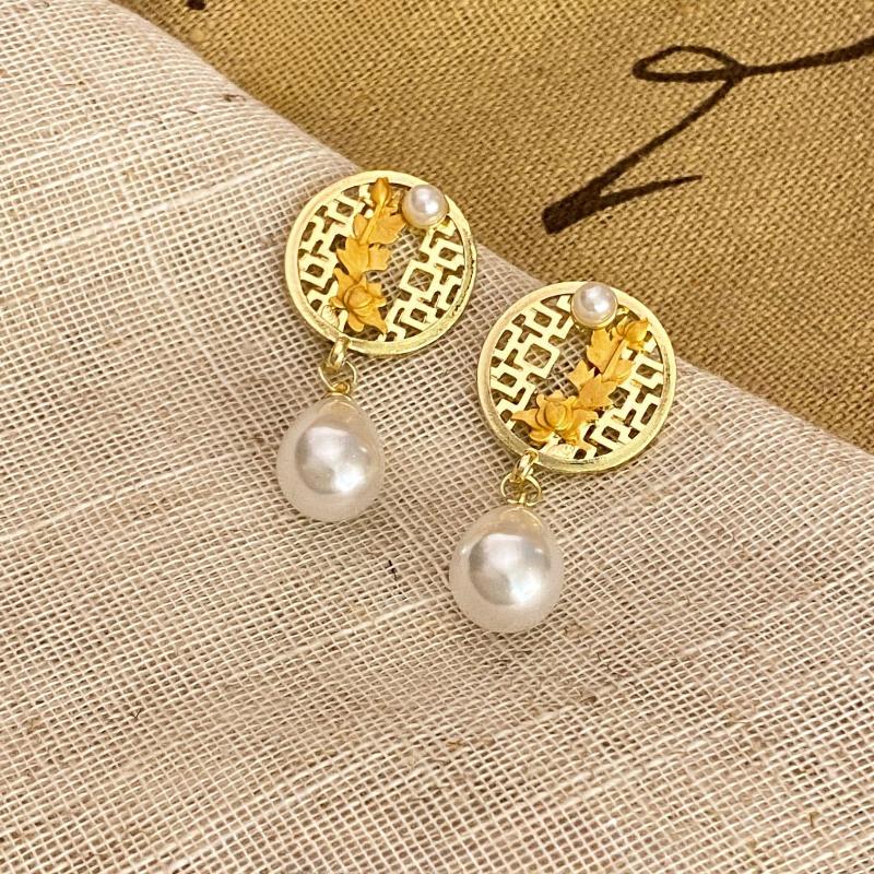 

Новая мода искусственный жемчуг капли воды полые цветы изысканные серьги-джокеры женские