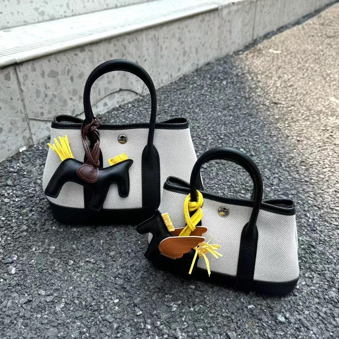

2025 New canvas with first-layer cowhide garden bag mini handbag versatile shoulder messenger bag women s wholesale 19cm
