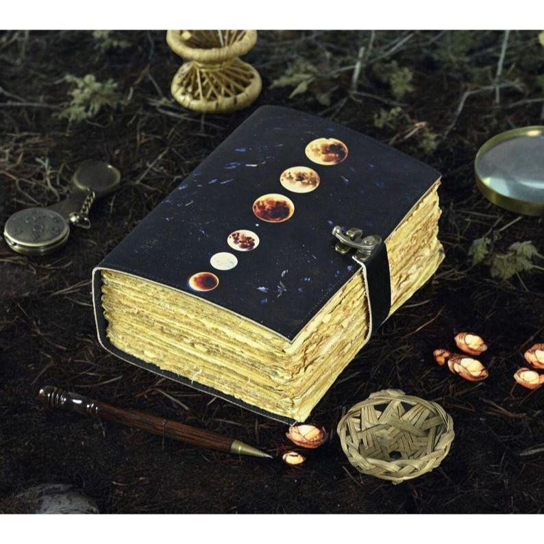 

Большой кожаный журнал-гримуар: Книга Теней Фазы Луны 7 x 5 in - 200 Page