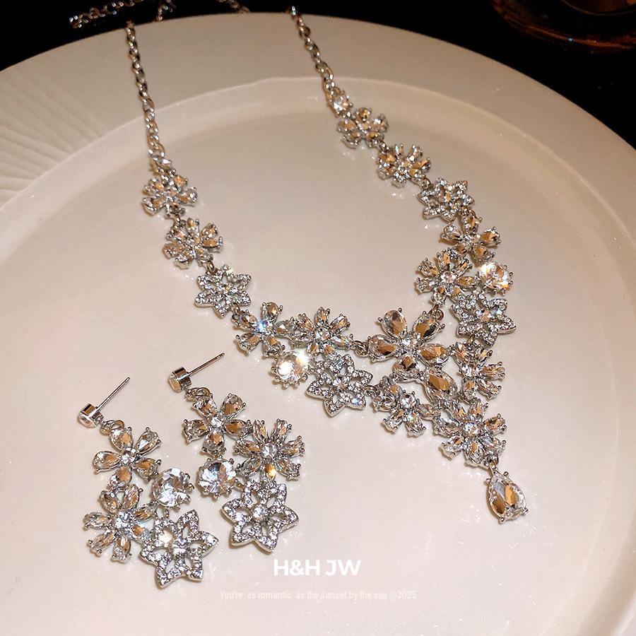 European and American retro diamond-encrusted hollow flower pendant necklace female court style collarbone chain light luxury high-end item decoration